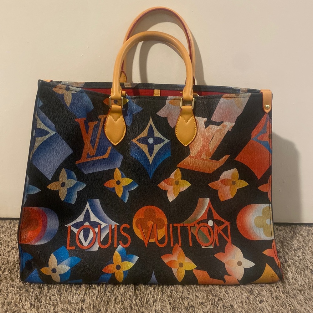 Monocrome Louis Vuitton Tote bag.